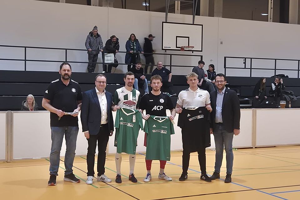 Die überragenden Einzelspieler: Manuel Mörtlbauer (dritter von links),  Alexander Kretz (vierter von links) und Noah Altmann (zweiter von rechts) 