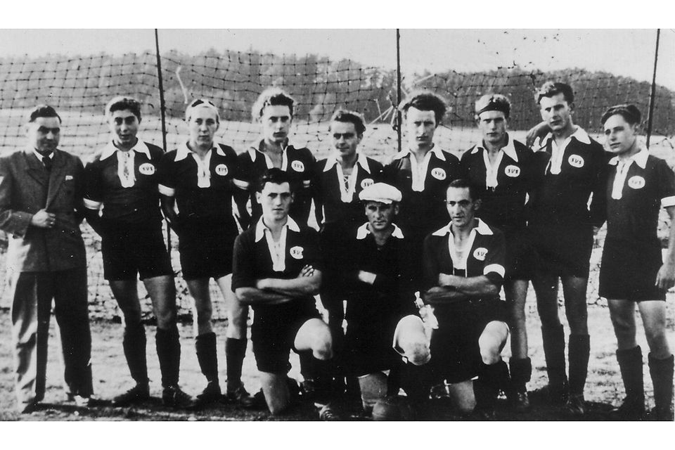 Die Gründungsmannschaft des SV Seligenporten im Jahr 1949 mit dem Vorsitzenden Willi Hutzelmann (l.). Foto: privat