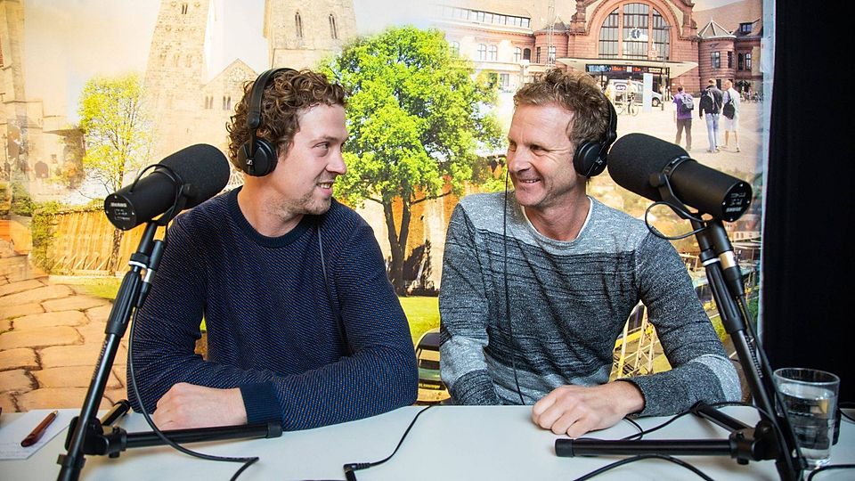 Matthias Hohenbrink (links) und Ex-VfL-Spieler Christian Claaßen im Podcaststudio.