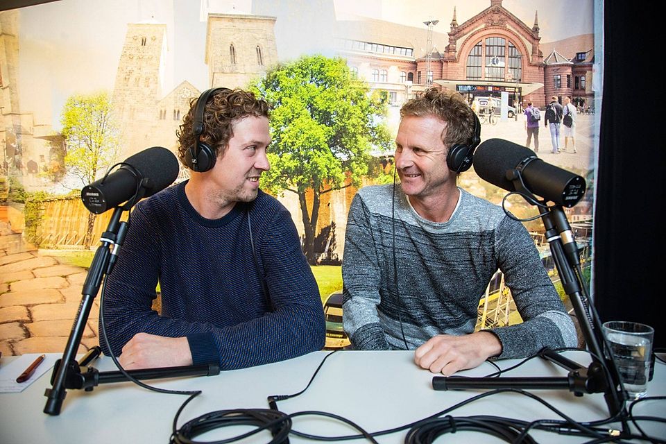 Matthias Hohenbrink (links) und Ex-VfL-Spieler Christian Claaßen im Podcaststudio.
