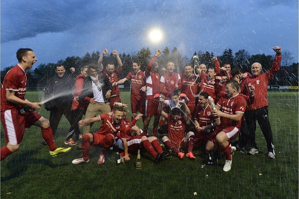 Feiern unter Flutlicht: Der FC Bitburg bejubelt den Bezirksliga-Aufstieg. Foto: Hans Krämer