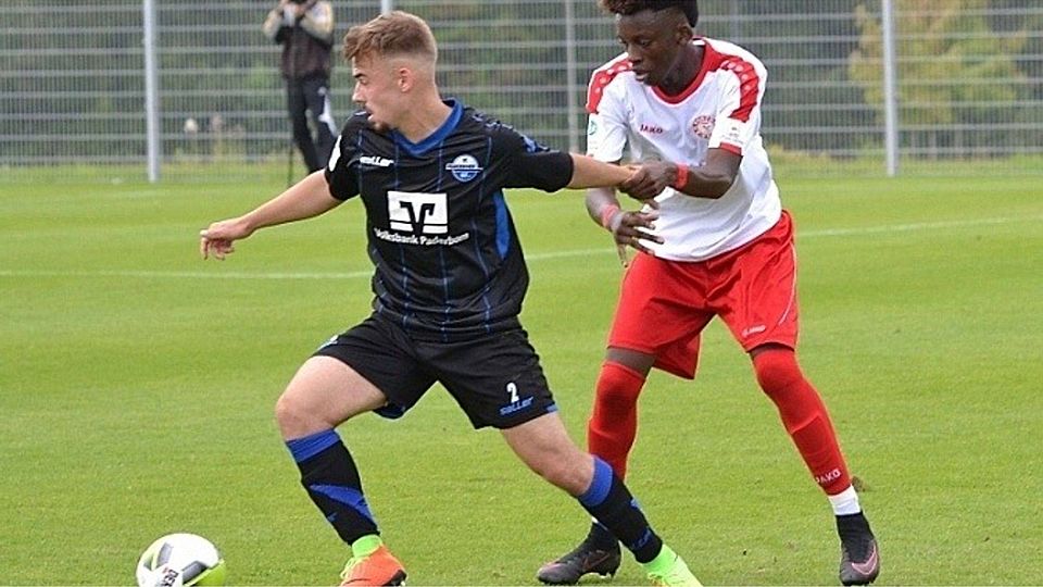Paderborns U19-Spieler Malte Kaiser (l.) sah wegen groben Foulspiels die Rote Karte.