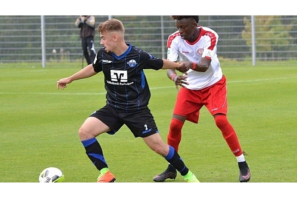 Paderborns U19-Spieler Malte Kaiser (l.) sah wegen groben Foulspiels die Rote Karte.