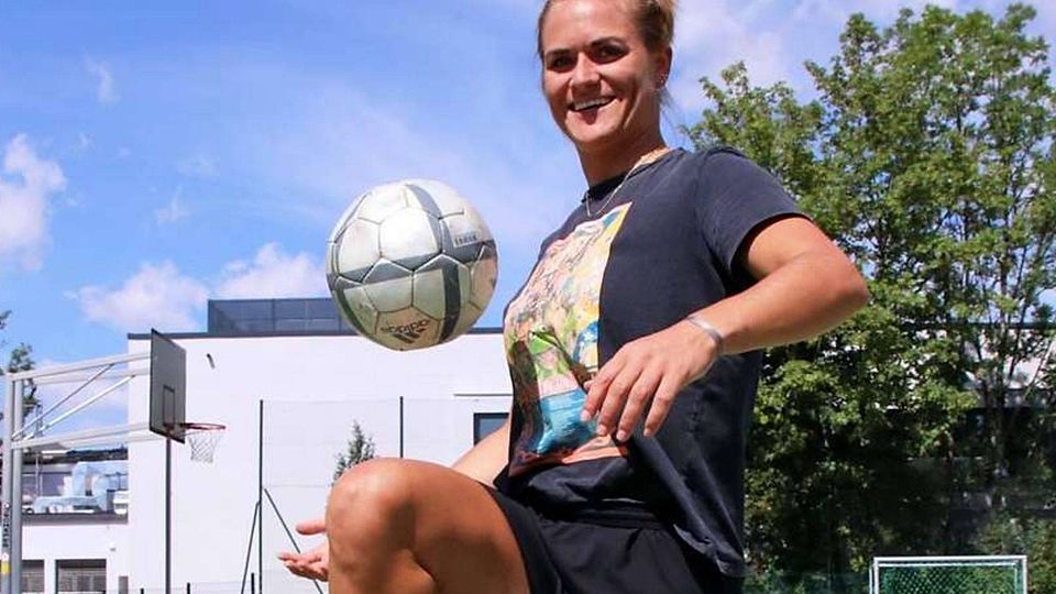 Fußballtraining für zu Hause bietet Ex-Profi Clara Schöne gemeinsam mit der DJK Würmtal beim „Skillers Sunday“ an.