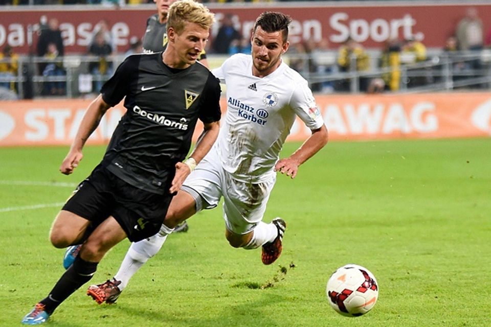 Bernd Rosinger (in weiß) geht seit August  für die Sportfreunde Lotte in der Regionalliga West auf Torejagd. F: Heyne