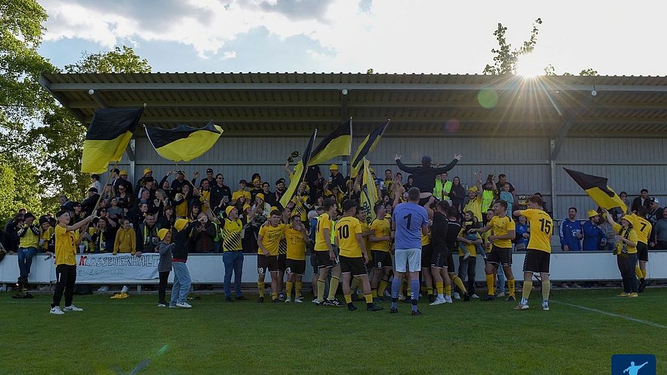 Die DJK-SV Geratskirchen im Siegestaumel: Gemeinsam mit den mitgereisten Fans feiern die Spieler das mit dem heutigen Sieg über Gottfrieding gelöste Kreisliga-Ticket.