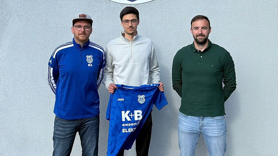 Teammanager Manuel Röhrer (links) und Neu-Spielertrainer Spielertrainer Dennis Kramer (rechts) mit Neuzugang Markus Barth.