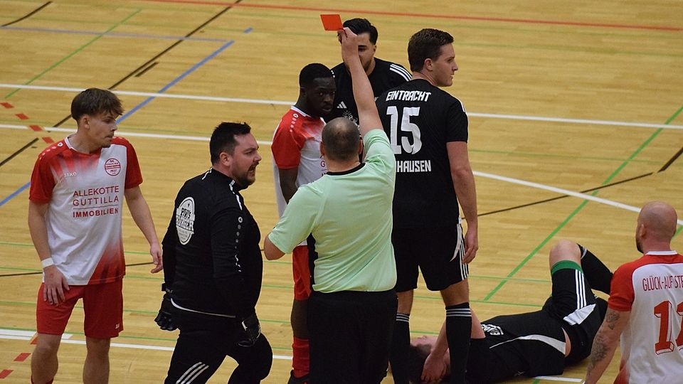 Mit einer Roten Karte endet die Vorrunde bei der Hallenstadtmeisterschaft Oberhausen.