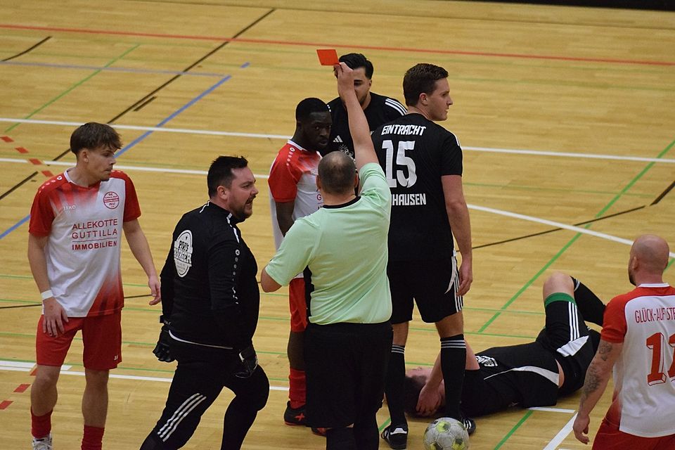 Mit einer Roten Karte endet die Vorrunde bei der Hallenstadtmeisterschaft Oberhausen. Mit einer Roten Karte endet die Vorrunde bei der Hallenstadtmeisterschaft Oberhausen.