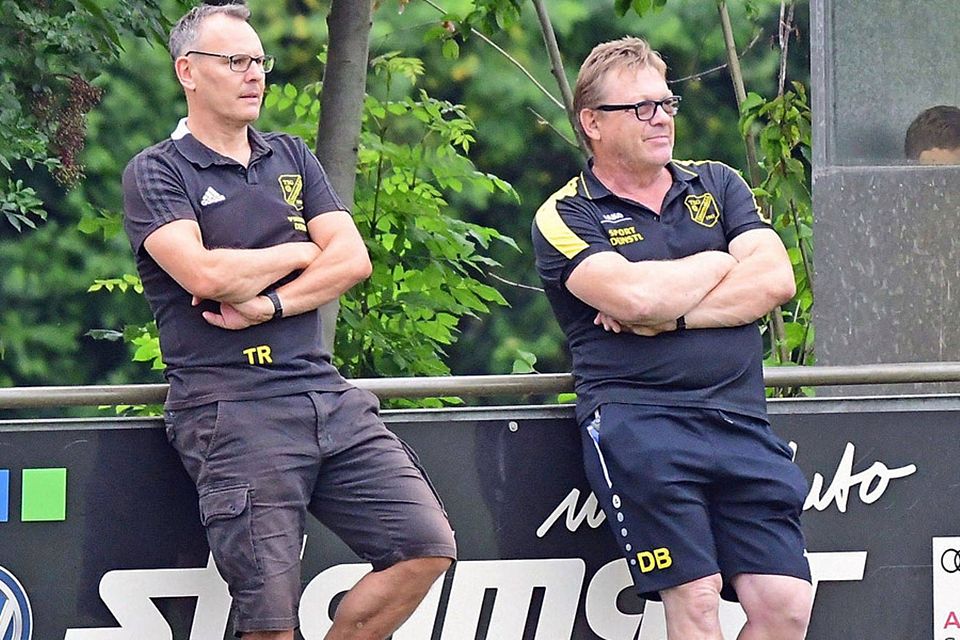 Weiß, dass auf seine Mannschaft im verbleibenden Saisonverlauf noch jede Menge Arbeit im Kampf um den Ligaverbleib zukommen wird: Untermaxfelds Trainer Wolfgang Rückel (links, hier mit Betreuer Dieter Breu). 