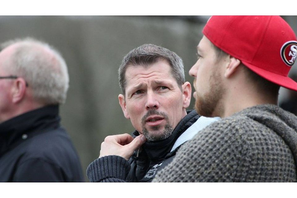 Oliver Mack (links), hier neben Sportfreunde Siegens Trainer Dominik Dapprich, kehrt nach einer Auszeit zurück zum FC Altenhof. Foto: cs