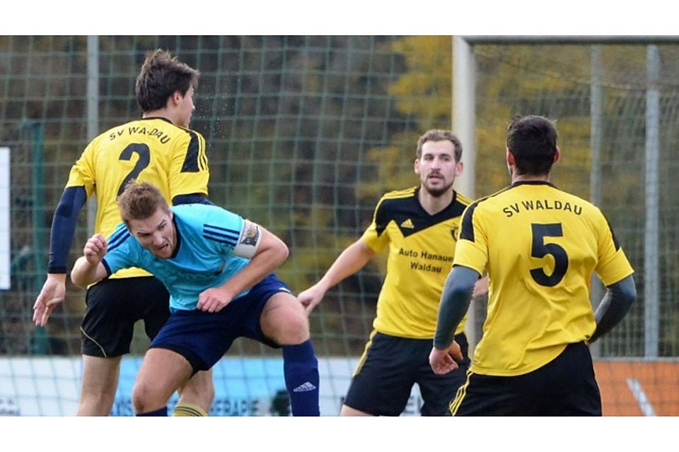 Der Aufsteiger SV Waldau (gelb) überwintert überraschend als Spitzenreiter in der Kreisklasse Ost.