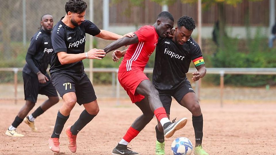 Die Gräselberger Mohamed Laamimach (links) und Michael Parker (rechts) nehmen den Frauensteiner Clinton Asante in die Zange.  	Foto: Jörg Halisch