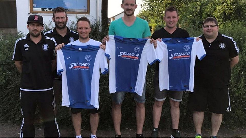 Das Trainerduo des SVW Mark Sipos und Andi Stadler (von links) mit den Neuzugängen Andreas Eberhardt, Tobias und Markus Ebner sowie Abteilungsleiter Christian Geier.
