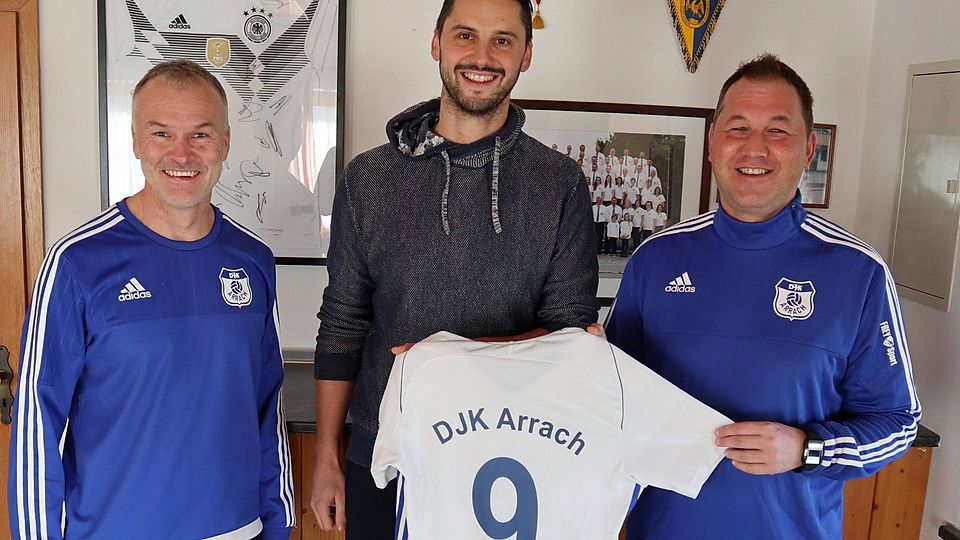 Arrachs Abteilungsleiter Martin Groß (l.) und der Vereinsvorsitzende Klaus Brückl (r.) mit dem zukünftigen Trainer, Markus „Max“ Fichtl. 