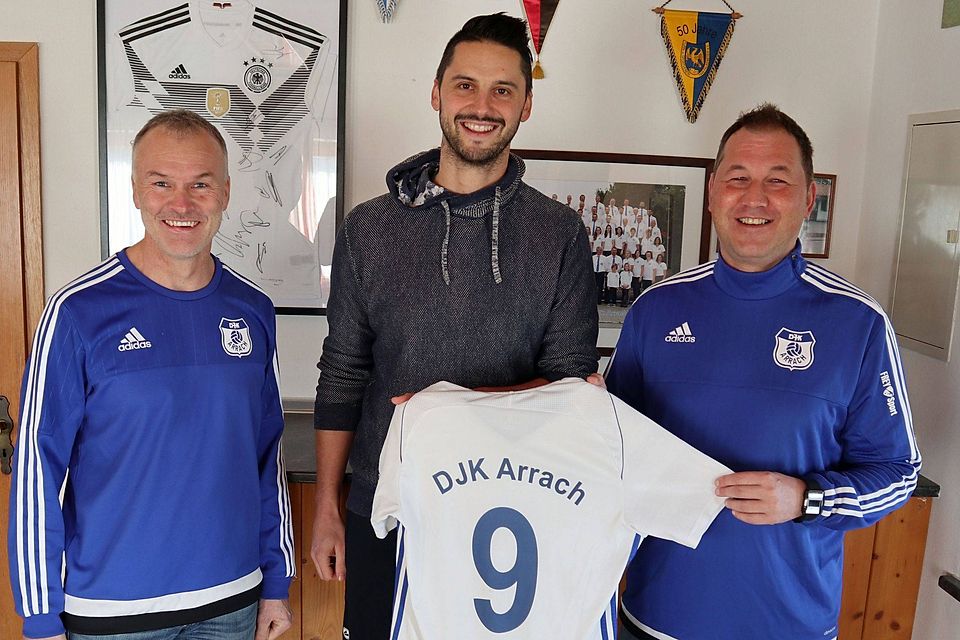 Arrachs Abteilungsleiter Martin Groß (l.) und der Vereinsvorsitzende Klaus Brückl (r.) mit dem zukünftigen Trainer, Markus „Max“ Fichtl. 