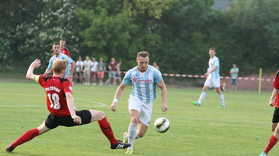 Stürmer Viktor Schmidt (r.) und Spielertrainer Dennis Hustadt (im Hintergrund) sind im Spiel vom FC Blau-Weiß Weser nicht zu ersetzen.