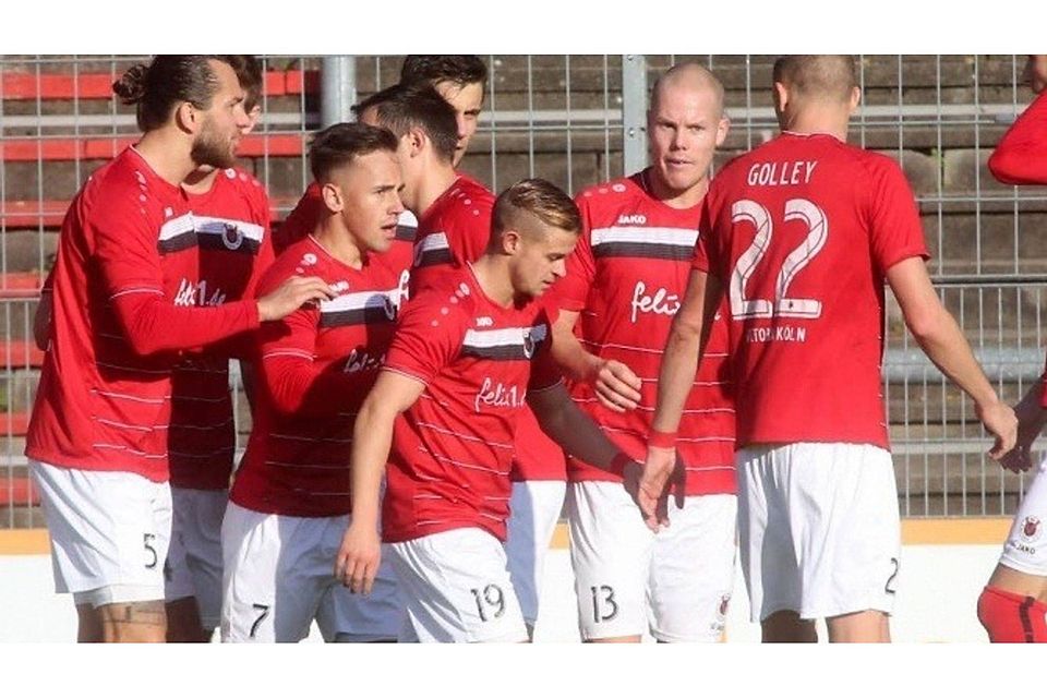 Die Spieler des FC Viktoria feiern den siebten Sieg in Serie und setzen sich dank des 1:0-Erfolgs in Mönchengladbach zusammen mit Uerdingen von der Konkurrenz ab. Foto: Dahmen