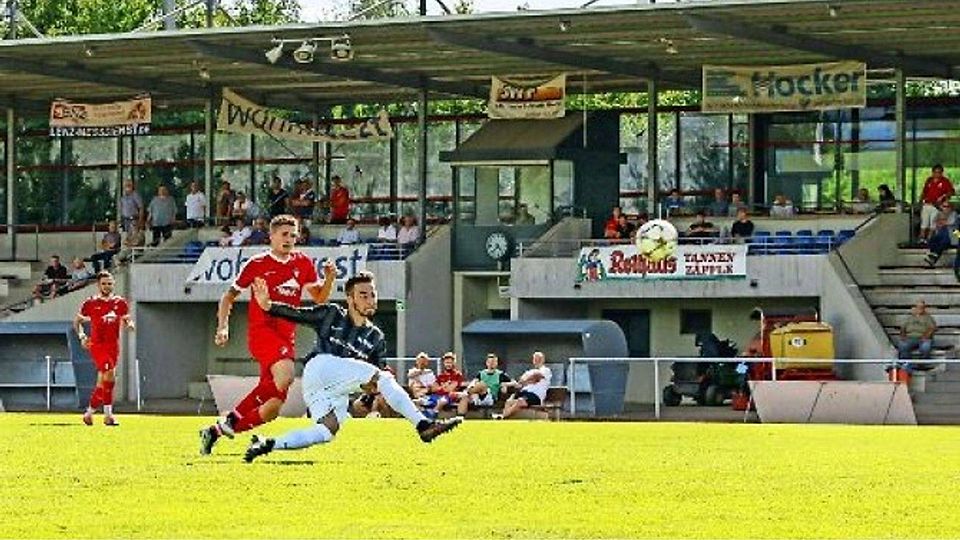 Mario Mutic  erzielt  in dieser Situation per Volleyabnahme den ersten seiner beiden Anschlusstreffer    im württembergischen Pokalwettbewerb  gegen den TSV Ilshofen. Foto: Nicklas Santelli