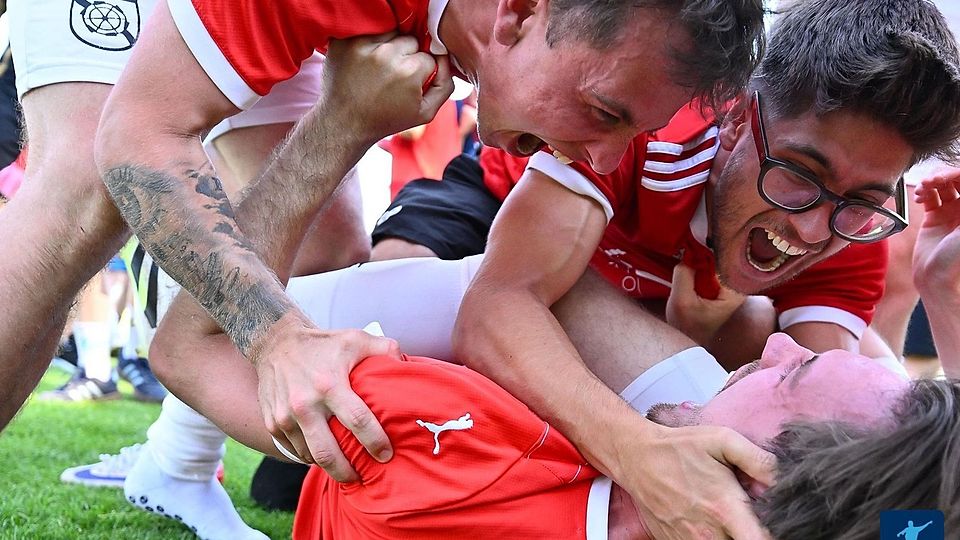 Grenzenloser Jubel bei den Kickern des FSV Stadeln, die nach spannender Elfmeter-Entscheidung das Ticket für ein weiteres Jahr in der Bayernliga-Nord lösen konnten.