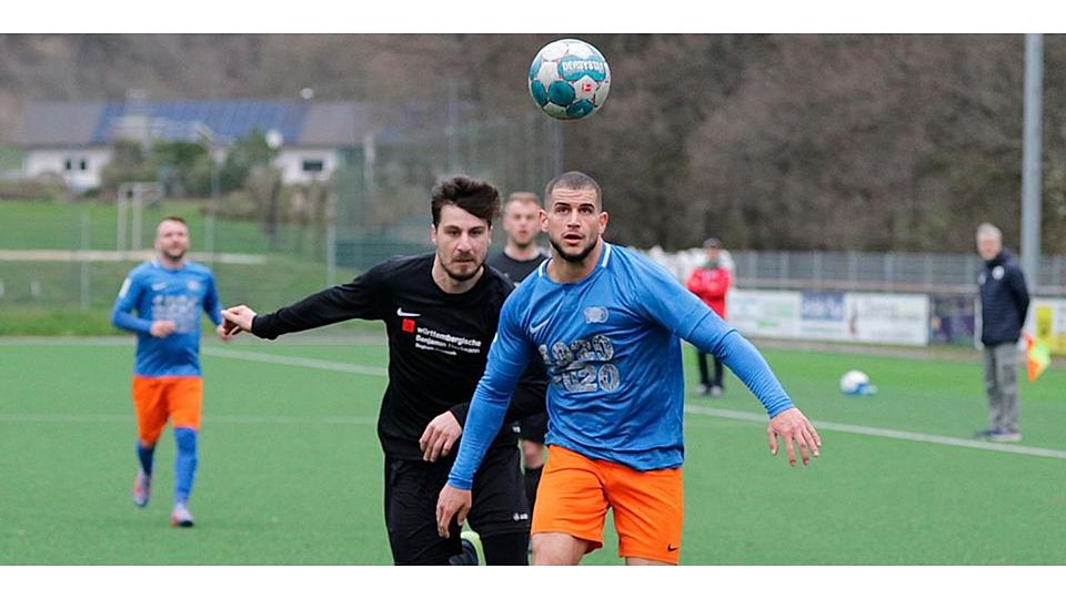  Der Beilsteiner Cem Bakir (r,) spürt Eisemroths Torschützen Mücahid Güzel im Nacken. Der SV Eisemroth befreit sich dank seines 3:0-Sieges immer mehr aus dem Abstiegskampf. (© Lorenz Pietzsch) 