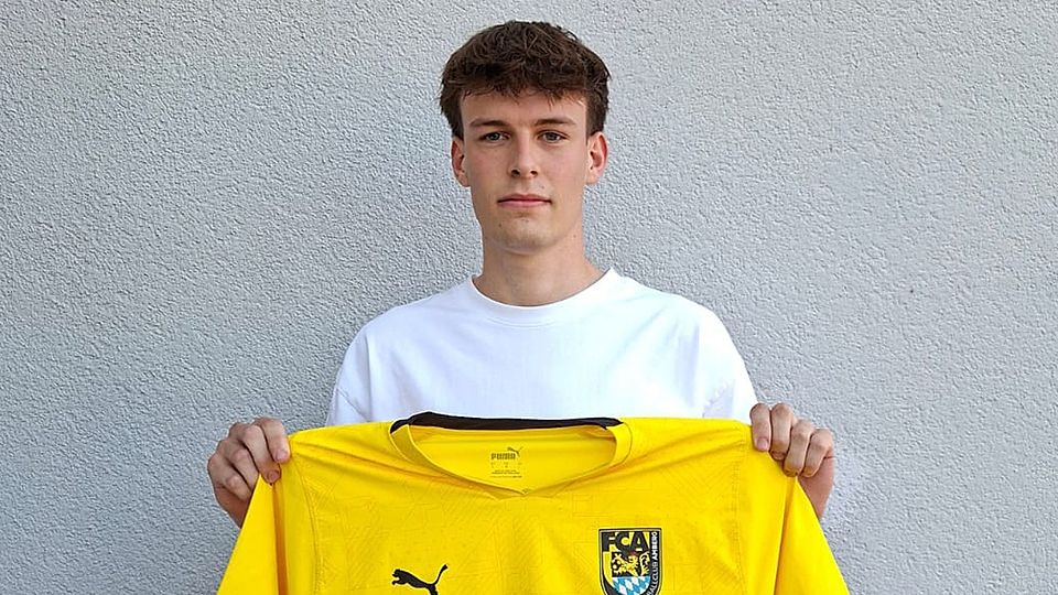 Valentin Graml posiert mit seinem neuen Spielertrikot.