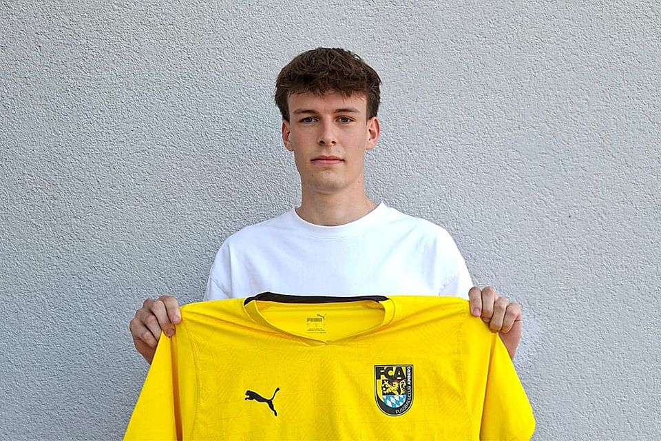 Valentin Graml posiert mit seinem neuen Spielertrikot. Valentin Graml posiert mit seinem neuen Spielertrikot.