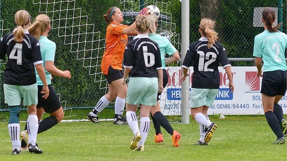 Das Schicksalsspiel am letzten Spieltag, Letzter gegen Vorletzten, verloren die SVA-Frauen (in Schwarz) gegen den ASV Eglfing/Peißenberg mit 0:2 und stiegen aus der Kreisklasse ab.