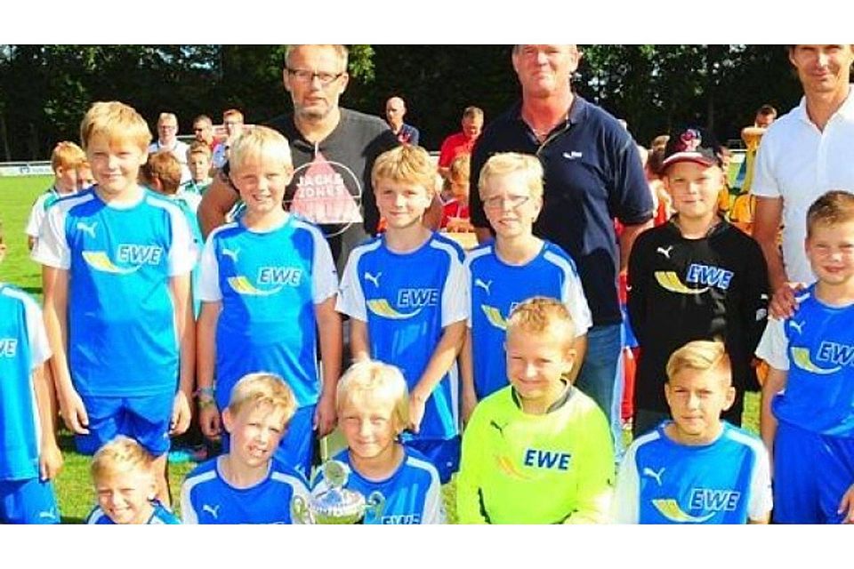 Ex-Nationalspieler Thomas Brdaric (rechts) gratulierte im September dem BV Essen zur Qualifikation. EWE