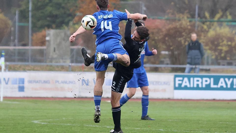Viel Arbeit hatte der ASV Dachau mit dem Gast aus Langengeisling. Hier beharken sich Sebastian Mack (ASV, Nummer 14) und Lucas Seeholzer.
