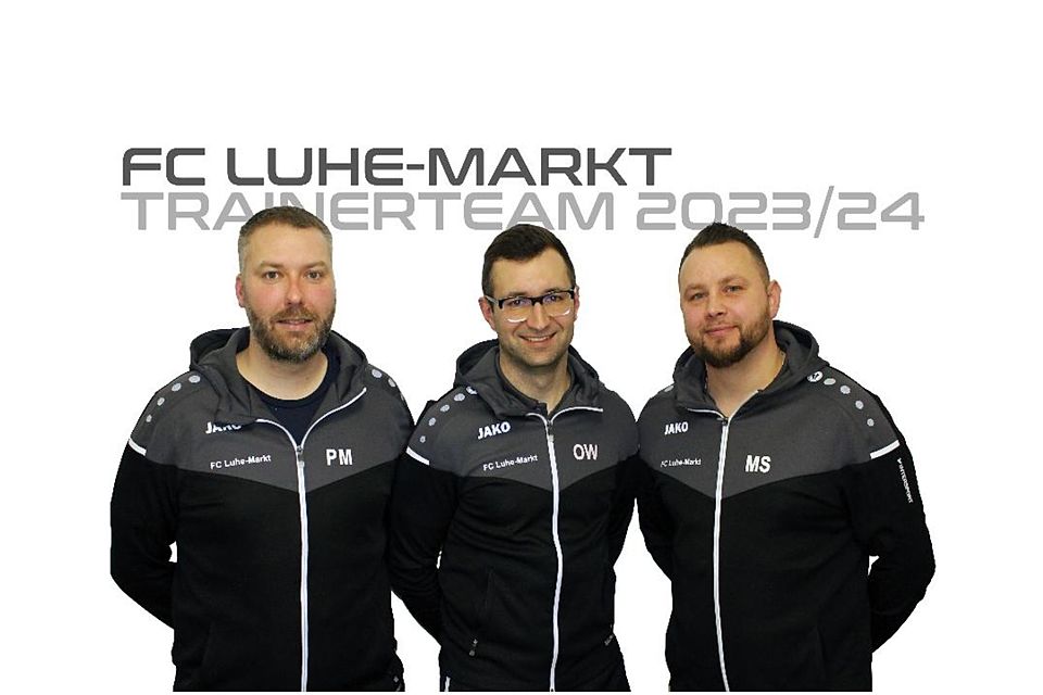 Der Sportliche Leiter des FC Luhe-Markt, Peter Müller (links), freut sich, dass das bewährte Trainerduo Oliver Wagner (Mitte) und Miroslaw Stolorz auch in der kommenden Saison an Bord bleibt.