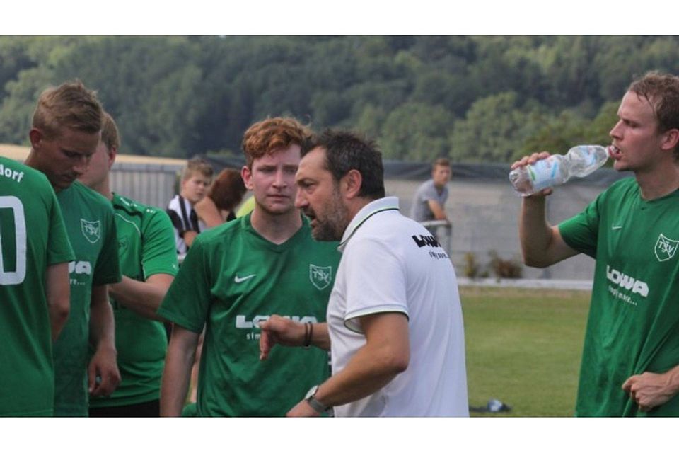 TSV Jetzendorf-Trainer Tarik Sarisakal hat mit seiner Mannschaft einiges zu besprechen. Foto: Norbert Habschied