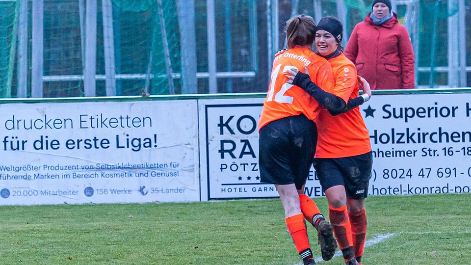 Jubeln wollen Johanna Ambros (l.) und Annina Junge auch im Heimspiel gegen Neubeuern.