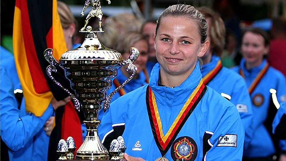 Deutschlands Spielführerin Nina Mittrop mit dem Weltmeisterpokal. Foto: Matthias Meyer