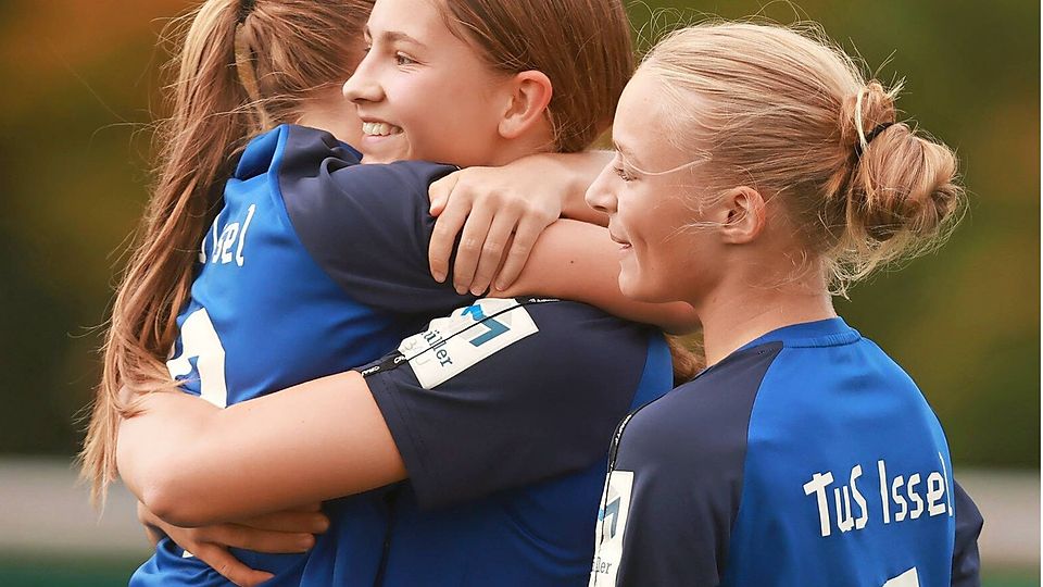 Hanna Mendryscha (l.), Emely Zoe Schabbach und Zoe Lames (r.) freuen sich über den Sieg ihres TuS Issel gegen Mainz 05 und den Einzug ins DFB-Pokal-Achtelfinale.
