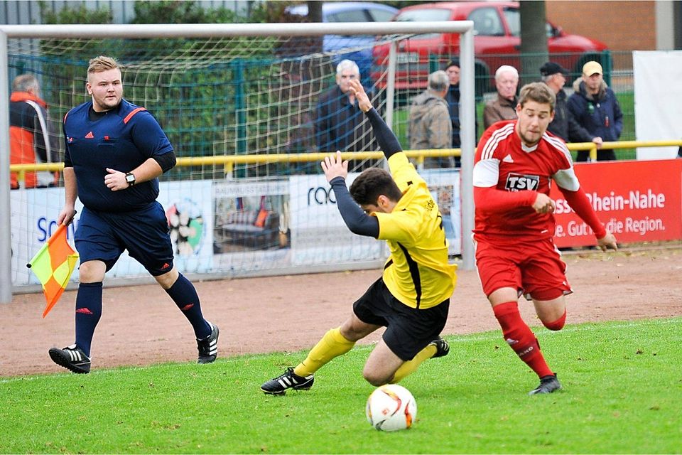 Durchsetzungsstark: Langenlonsheims Doppelpacker Daniel Secker (rechts) ist nicht zu stoppen.   (Foto: Jochen Coutandin)