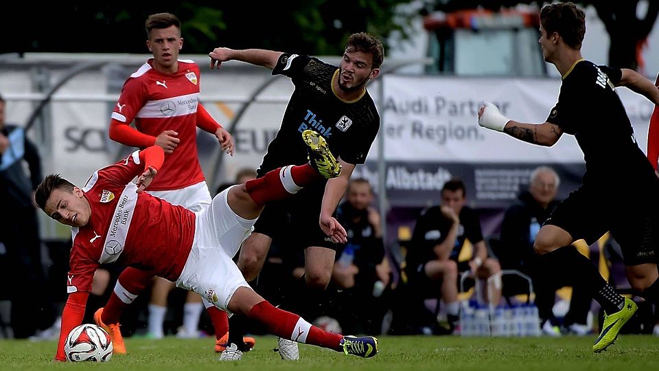 Im Finale wurde Favorit Stuttgart seiner Favoritenrolle gerecht. Mit 2:0 setzte sich der Drittligist gegen die zweite Mannschaft aus München durch. Fotos: Moschkon