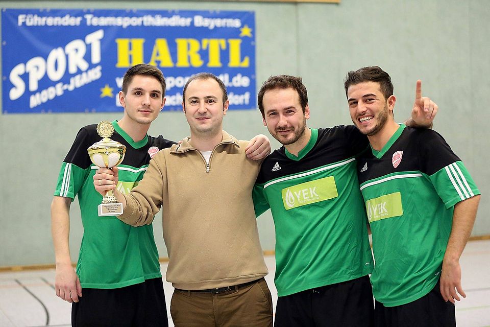 Strahlende Sieger der Reserve-Kreismeisterschaft 2014: der FC Inter Türkgügü Regensburg. F: Brüssel