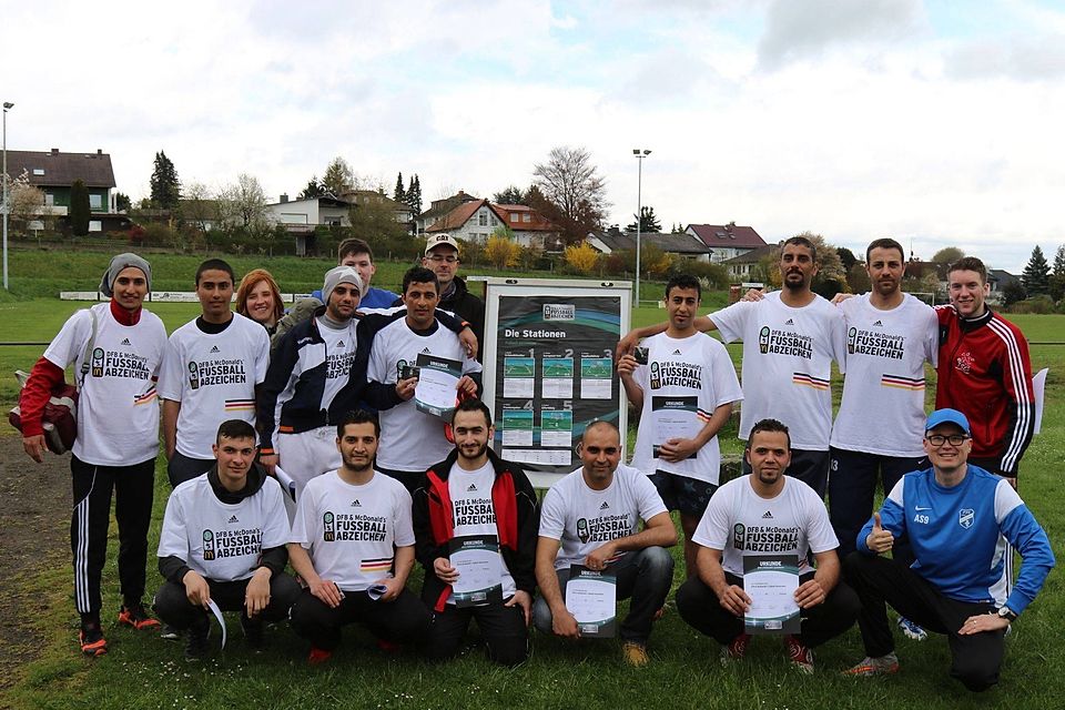 Stolz präsentieren die zwölf fußballbegeisterten Syrer ihre Abzeichen. 	Foto: red