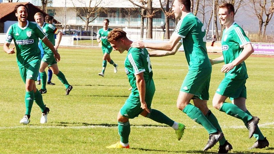 Grund zum Jubeln hatten die Nördlinger zuletzt reichlich. Jonas Halbmeyer (Bildmitte) durfte beim 5:0 gegen Olching sein Tor bejubeln. Diesmal erwarten die Rieser den Verfolger FV Illertissen II zum Spitzenspiel.  	F.: Dieter Mack