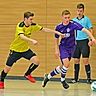 Fühlt sich beim „herkömmlichen“ Hallenfußballer wie in der Neuburger Sporthalle wohler als beim technisch anspruchsvollen Futsal: Untermaxfelds Stürmer Florian Fricke (links).