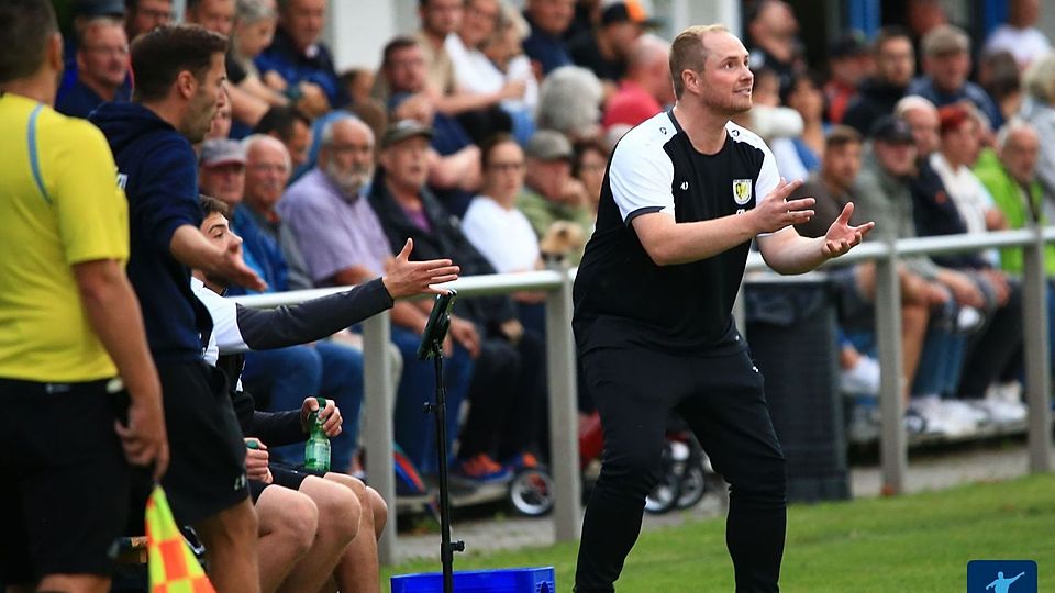 Gonsenheims Trainer Luca Vanni (2.v.l.) und den Gau-Odernheimer Übungsleiter Florian Diel (rechts) prägen eine gute Freundschaft, die am Mittwochabend für zwei Stunden ruhen dürfte. 