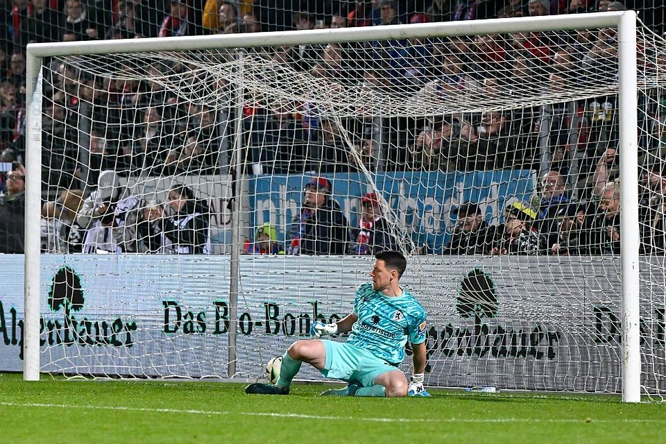 10. Spieltag, 2:2 in Unterhaching: Skarlatidis trifft vom Punkt zum 1:1 – zuvor hatte Verlaat Maier leicht berührt.