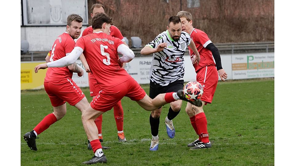 Einer gegen Vier: Aber Echings David Androsevic (in Weiß) scheint sich gegen das Paunzhausener Quartett durchsetzen zu können.