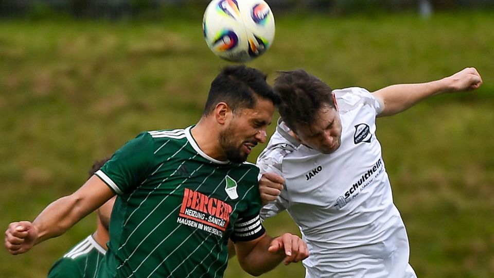  Nur kurzzeitig auf Augenhöhe: Daniele Amoruso (links) unterlag mit dem FC Hausen dem FC Steinen-Höllstein um Alexander Hermann deutlich. | Foto: Gerd Gründl 