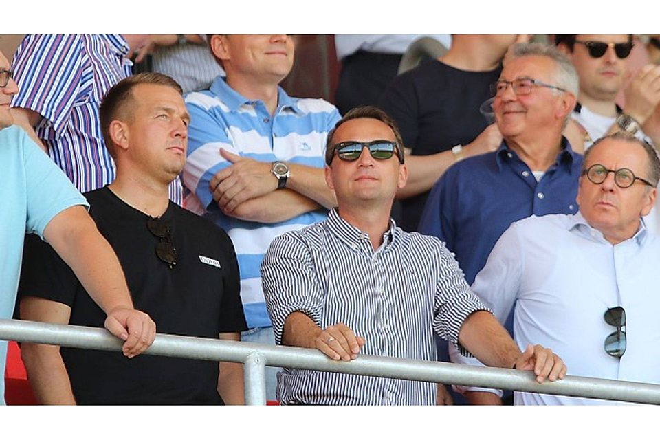 Kevin Meinhardt (links im Bild) mit der Führungsriege (Thomas Sobotzik und Klaus Siemon/ v.links)des Chemnitzer FC.         (F. Peggy Schellenberger)
