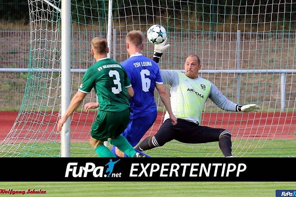 Torhüter Stephan Pfennig vom TSV Leuna tippt den 2. Spieltag der Landesklasse 7. 
