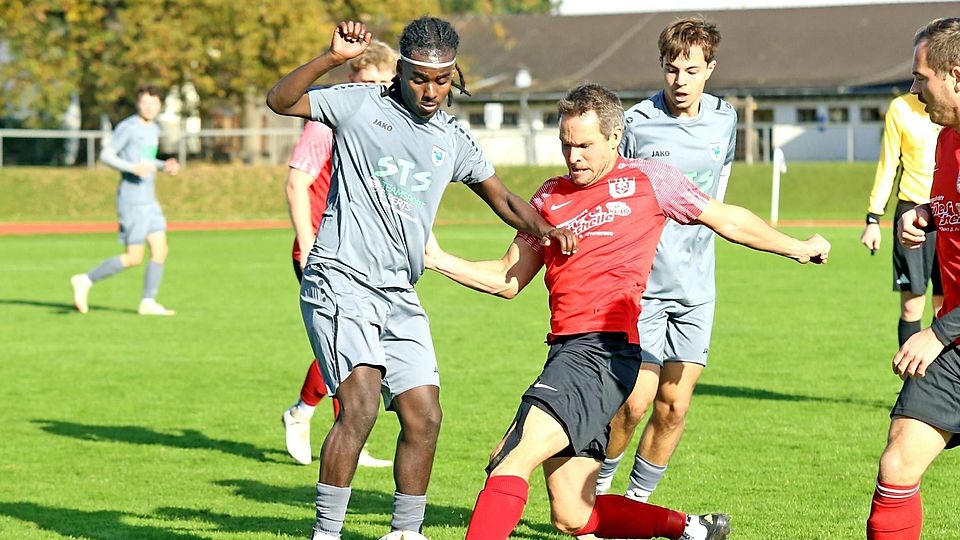 Sein Einsatz steht auf der Kippe: Dawit Muras (l.) hat weiterhin mit seinem lädierten Sprunggelenk zu kämpfen.