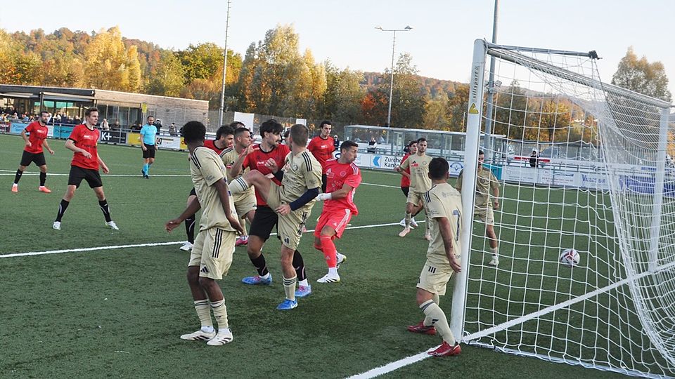 WBs Veljko Vukasinovic (in den blauen Schuhen) erzielt gegen Collina d’Oro den 1:1-Ausgleichstreffer.