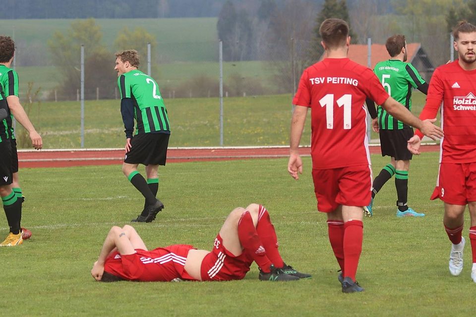 Enttäuschte Peitinger Spieler (in roten Trikots) nach der 1:2-Heimniederlage gegen Altenstadt am 23. April 2022.